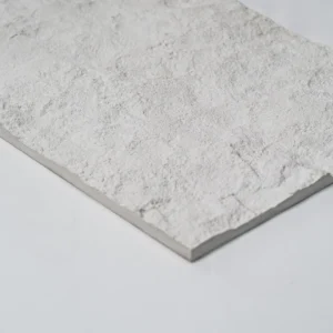 Detailaufnahme eines grauen G2 Wandpaneels mit ausgeprägter Oberflächenstruktur. Das Paneel ist leicht geneigt und zeigt die feinen Details der Reliefstruktur, ideal für moderne Wandgestaltung.