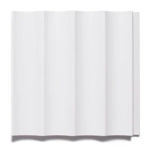 Detailaufnahme einer weißen, gefalteten Wandverkleidung. Das schlichte Design und die Schatten erzeugen eine moderne, dreidimensionale Optik. Ideal für minimalistische Raumgestaltung.