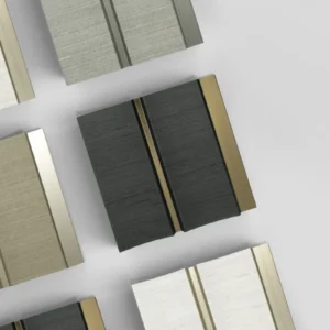 Nahaufnahme von Amber Mix Wandpaneelen in verschiedenen Farben und Texturen, die ein modernes und stilvolles Design für die Innenraumgestaltung zeigen. Die Paneele sind quadratisch und haben goldene Akzente.