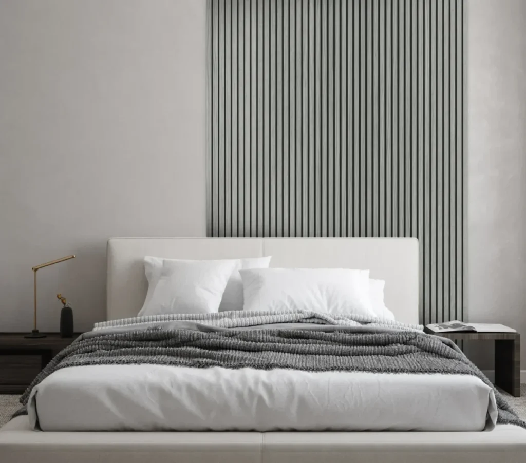 Detailaufnahme eines Schlafzimmers mit grauen Akustik Wandpaneelen hinter dem Bett. Die Paneele verbessern die Raumakustik und verleihen dem Raum ein modernes Ambiente.