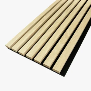 Detailaufnahme eines Wandpaneels mit hellem Eichenfurnier. Die Holzlamellen sind auf einer schwarzen Filzplatte befestigt und erzeugen eine moderne, akustisch wirksame Wandverkleidung.